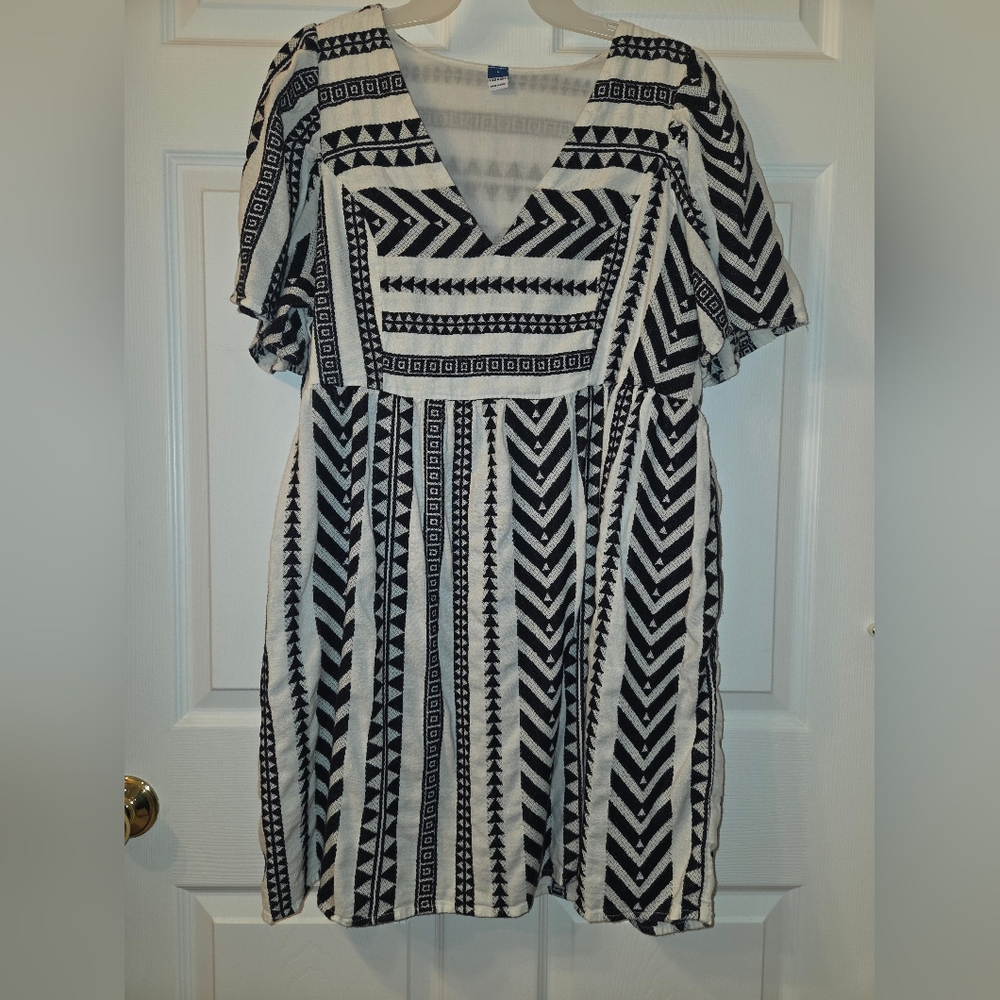 Old Navy Black & White Geometric V-Neck Women's Dress with pockets